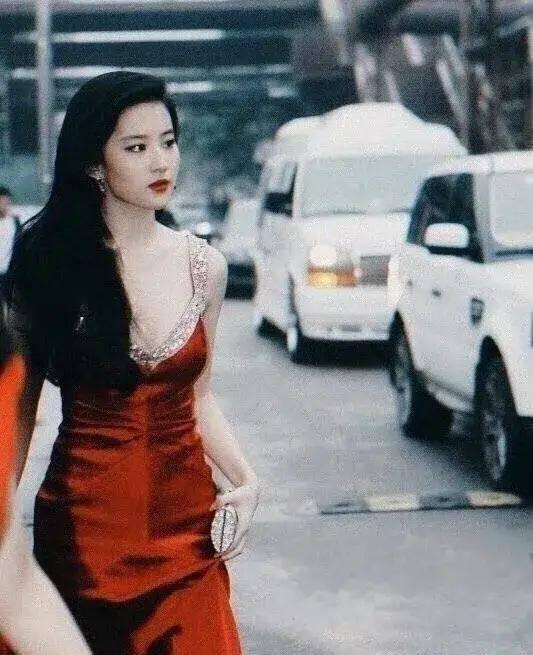 娱乐圈吃瓜爆料女明星穿着,娱乐圈女明星穿搭揭秘，吃瓜群众热议焦点